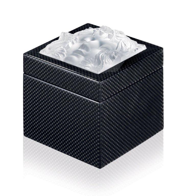 碳纖維給人的沈實與紋理所展視的躍動感，為製造出「玻